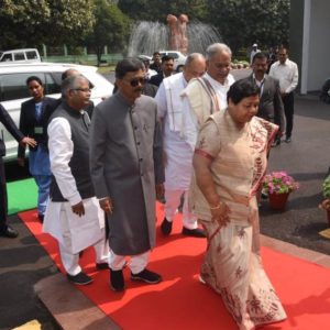 छत्तीसगढ़: विधान सभा भवन में पहुँची राज्यपाल सुश्री अनुसुईया ऊईके का स्वागत विधान सभा अध्यक्ष डॉ. चरणदास महंत ने किया।