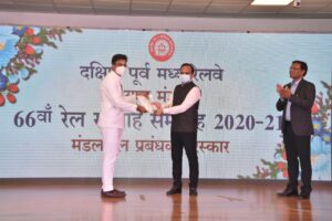 अध्यक्षा सेक्रो राधा गुप्ता द्वारा रायपुर मंडल के कर्मचारी ग्रुप अवार्ड से सम्मानित