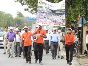 छत्तीसगढ़ी भाषा में संवादों को नुक्कड़ नाटक के माध्यम प्रदर्शित कर अंतर्राष्ट्रीय समपार फाटक जागरूकता दिवस मनाया