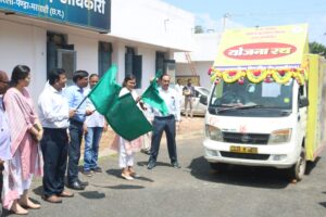 समाज कल्याण विभाग की विभिन्न जनकल्याणकारी योजनाओं को दूरस्थ ग्रामीण अंचलों तक पहुंचाने ’योजना रथ’ को कलेक्टर ने हरी झंडी दिखाई