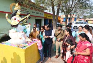 न्योता भोज का शुभारंभ रायपुर से, कलेक्टर ने अपने हाथों से बच्चों को भोजन परोस मनाया अपना जन्मदिन