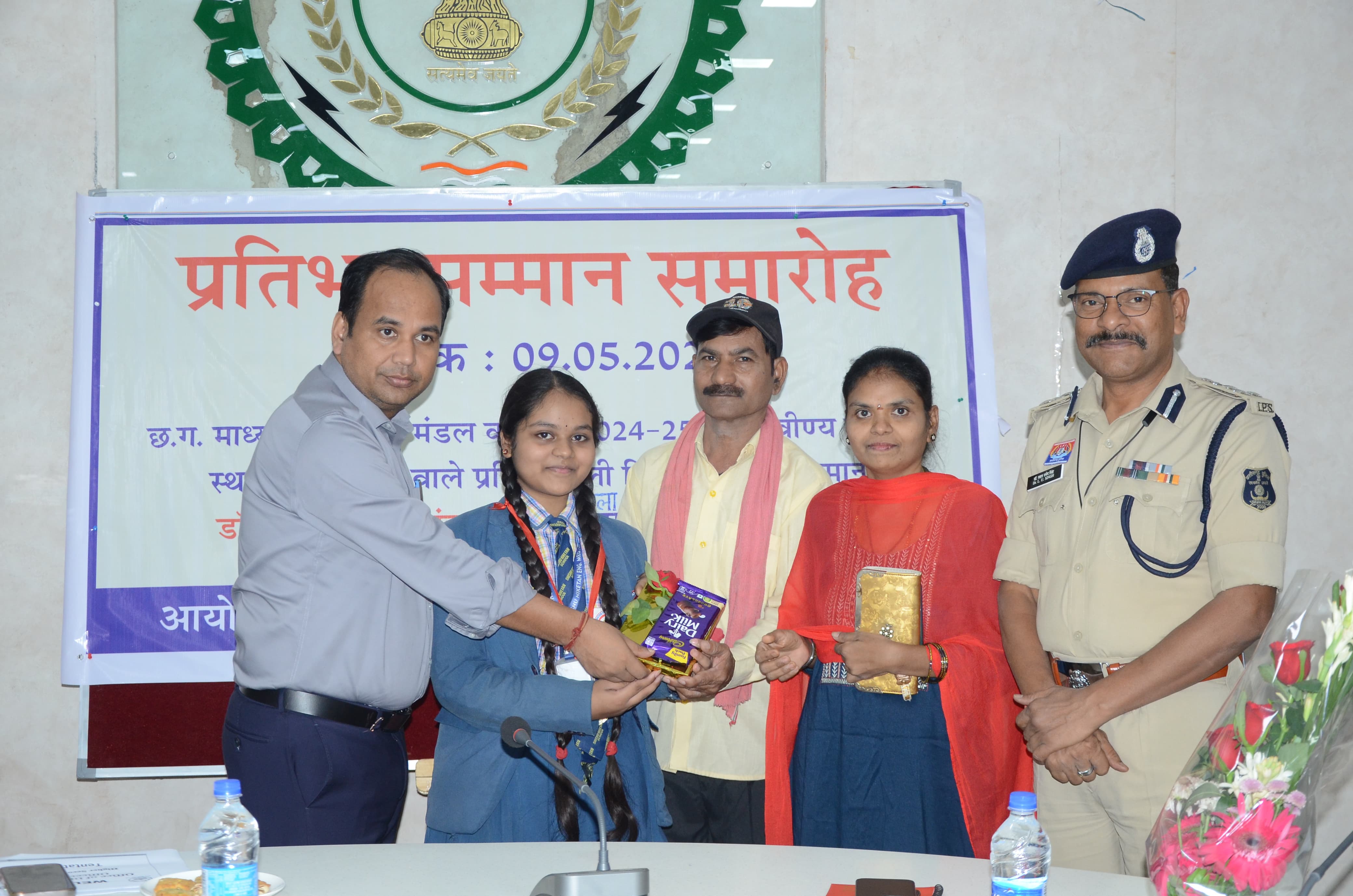 जिले में टॉप करने वाले 10वीं-12वीं के विद्यार्थियों का कलेक्टर-एसएसपी ने किया सम्मान