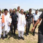 काम करो या सस्पेंड होने के लिए तैयार रहो:  विष्णुदेव साय ,महुआ पेड़ के नीचे जीपीएम जिले के चुकतीपानी गांव में अचानक उतरा सीएम का हेलीकॉप्टर