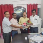 नव पदस्थ जिला शिक्षा अधिकारी ने कार्यभार ग्रहण करने के बाद ली बैठक