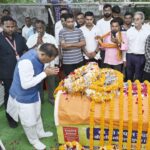 मुख्यमंत्री  विष्णु देव साय ने शहीद एएसपी श्री आकाश राव गिरपुंजे के निवास पहुंचकर दी श्रद्धांजलि