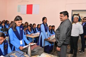 स्कूल शिक्षा मंत्री यादव ने पुलगांव, सेवती, बोरई, बिरेझर, सलोनी और चारभांठा स्कूल का किया आकस्मिक निरीक्षण