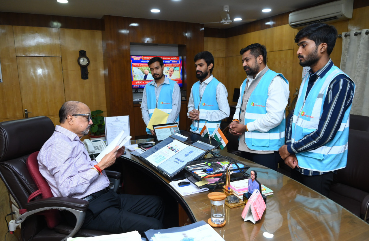  राज्यपाल डेका से फिल परमार्थ आश्रम के संस्थापक ने की भेंट