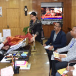 राज्यपाल ने कोसा वस्त्रों के नवाचार और बुनकरों के आर्थिक सशक्तिकरण पर दिया जोर