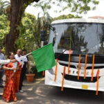  राज्यपाल डेका ने खैरागढ़ विश्वविद्यालय की नई बस को दिखाई हरी झंडी