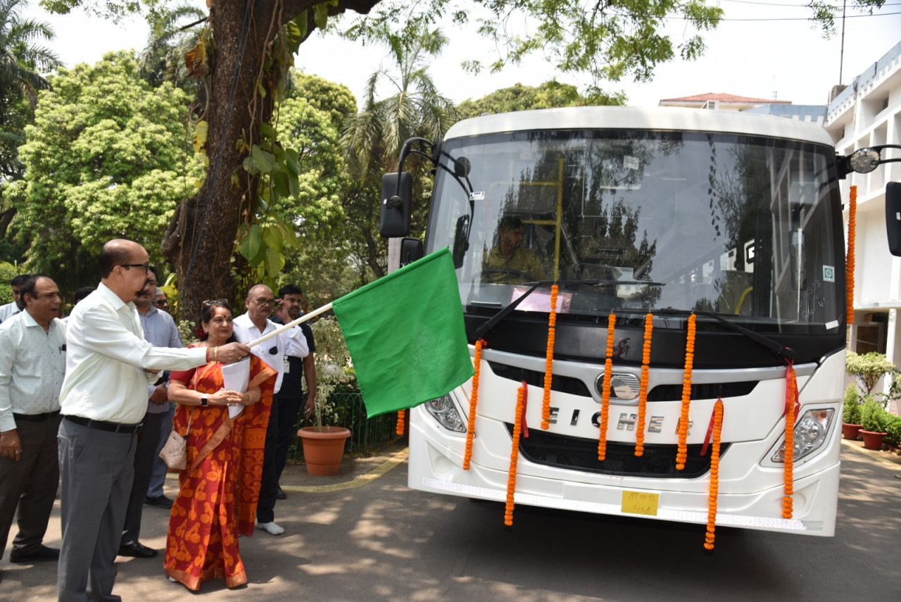  राज्यपाल डेका ने खैरागढ़ विश्वविद्यालय की नई बस को दिखाई हरी झंडी