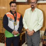  राज्यपाल डेका ने स्वर्ण पदक विजेता आर्मरेसलर श्रीमंत झा को दी बधाई