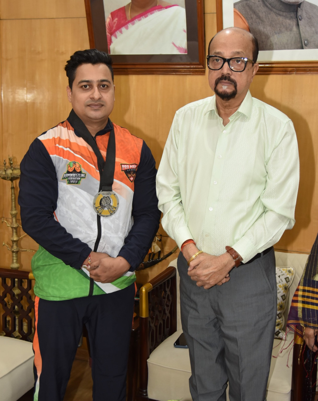  राज्यपाल डेका ने स्वर्ण पदक विजेता आर्मरेसलर श्रीमंत झा को दी बधाई