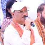  सरगुजा जिले के ग्राम सिलमा में अचानक उतरा मुख्यमंत्री साय का हेलीकॉप्टर