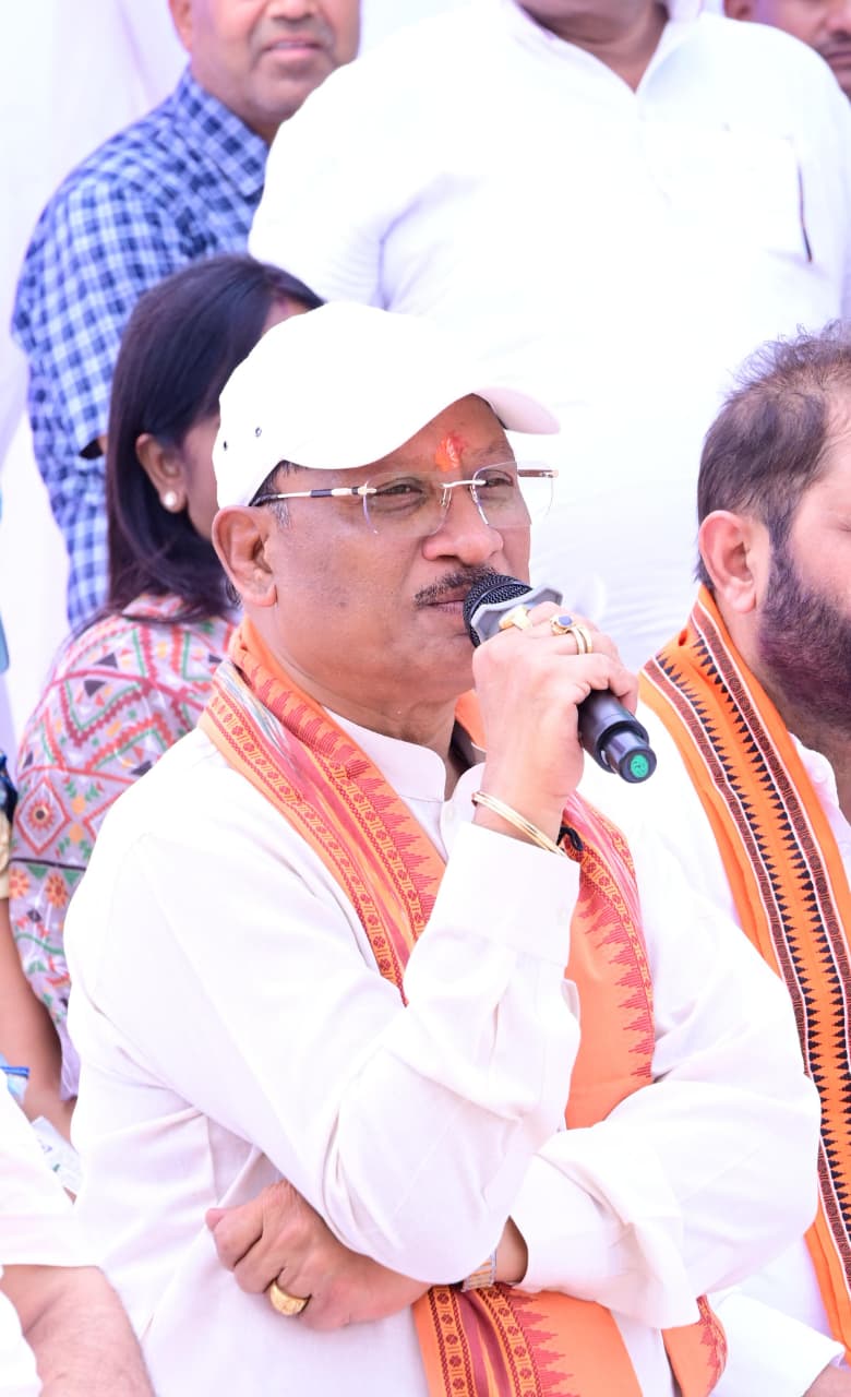  सरगुजा जिले के ग्राम सिलमा में अचानक उतरा मुख्यमंत्री साय का हेलीकॉप्टर