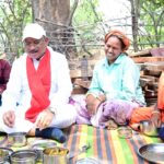 निर्माणाधीन पंचायत भवन के निरीक्षण के दौरान मुख्यमंत्री को श्रमिकों ने दिया भोजन का न्यौता : साथ बैठकर खाया बोरे बासी और आमा चटनी