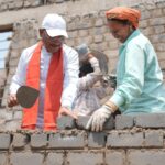  निर्माण स्थल पर मुख्यमंत्री का श्रमदान : श्रमिक बहनों के साथ की ईंट जोड़ाई