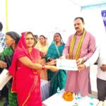 मझौली शिविर में सविता को मौके पर मिला आयुष्मान कार्ड, ग्रामीणों की समस्याओं का हुआ त्वरित निराकरण