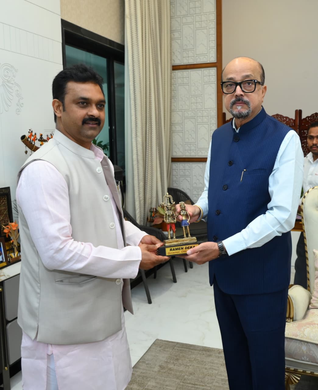  राज्यपाल डेका से केन्द्रीय ग्रामीण विकास राज्य मंत्री पासवान ने किया सौजन्य भेंट