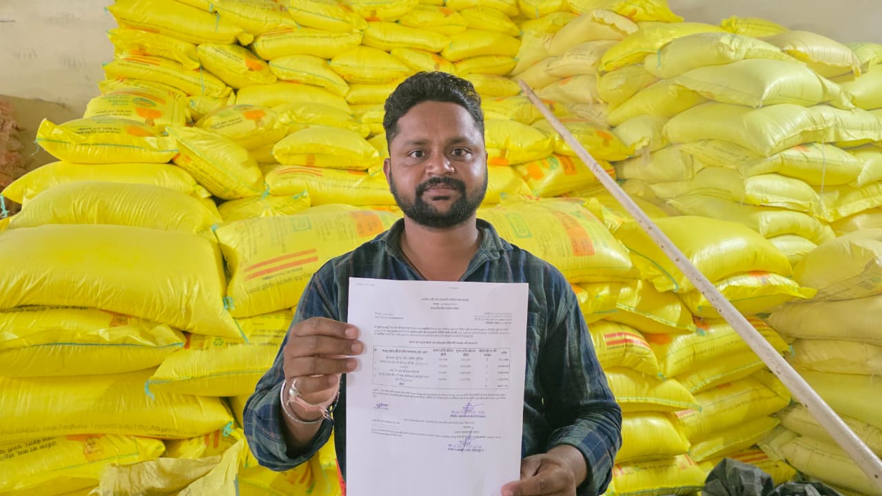 खरीफ सीजन में किसानों को समय पर मिल रही खाद, सखौली के किसान कमलेश ने जताया संतोष