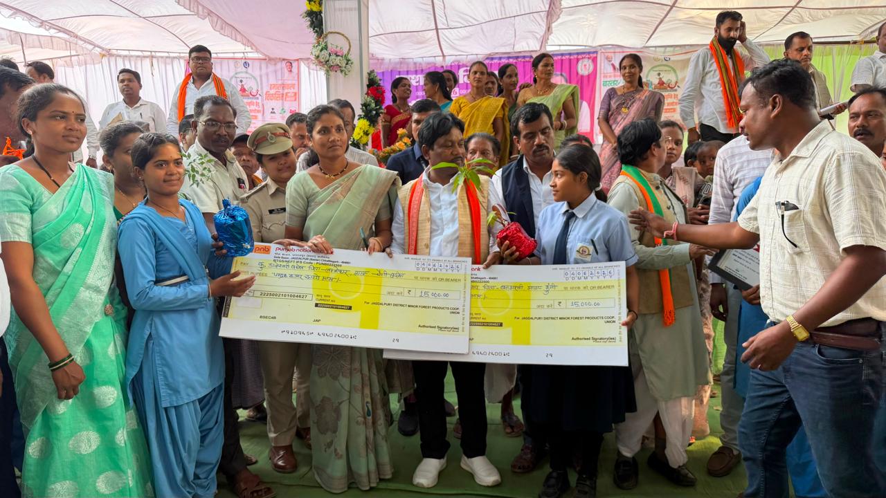 बस्तर की बेटियों ने पेश की सफलता की मिसाल, तेंदूपत्ता संग्राहक परिवारों की रुद्राणी और डालेश्वरी ने बढ़ाई अंचल की शान’