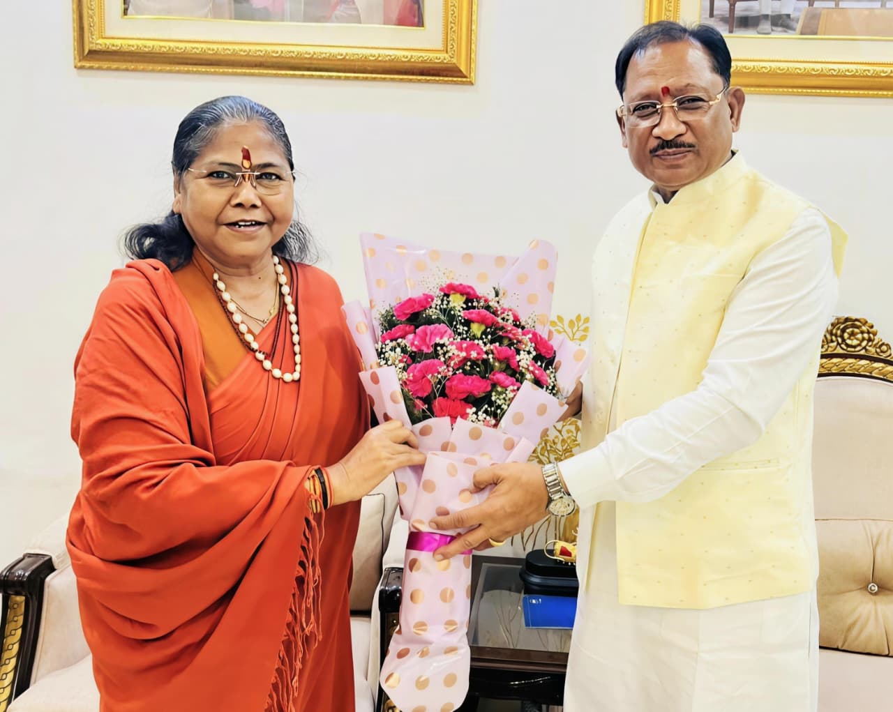 मुख्यमंत्री  विष्णु देव साय से राष्ट्रीय पिछड़ा वर्ग आयोग की अध्यक्ष साध्वी निरंजन ज्योति ने की सौजन्य भेंट