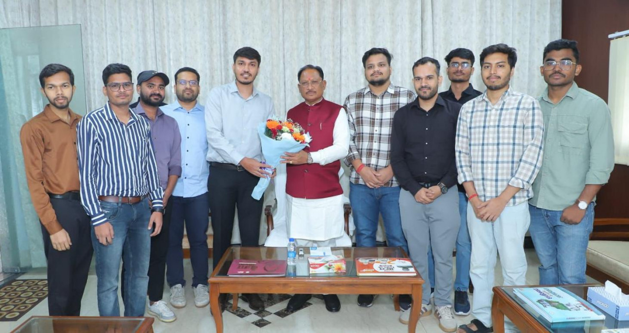 मुख्यमंत्री  विष्णुदेव साय ने यूपीएससी प्रारंभिक परीक्षा में सफल ट्राइबल यूथ हॉस्टल के विद्यार्थियों से की मुलाकात