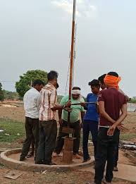 भीषण गर्मी में राहत – हैंडपंप सुधार कार्य से ग्रामीणों को मिल रही निर्बाध पेयजल सुविधा