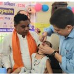 चिरमिरी में जिला स्तरीय पल्स पोलियो अभियान का शुभारंभ, महापौर और मुख्य चिकित्सा एवं स्वास्थ्य अधिकारी ने बच्चों को पिलाई दवा