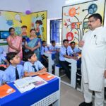 शाला प्रवेशोत्सव: शिक्षा मंत्री  गजेन्द्र यादव ने बच्चों संग बैठकर सिखाया पहाड़ा, स्मार्ट क्लास का किया लोकार्पण