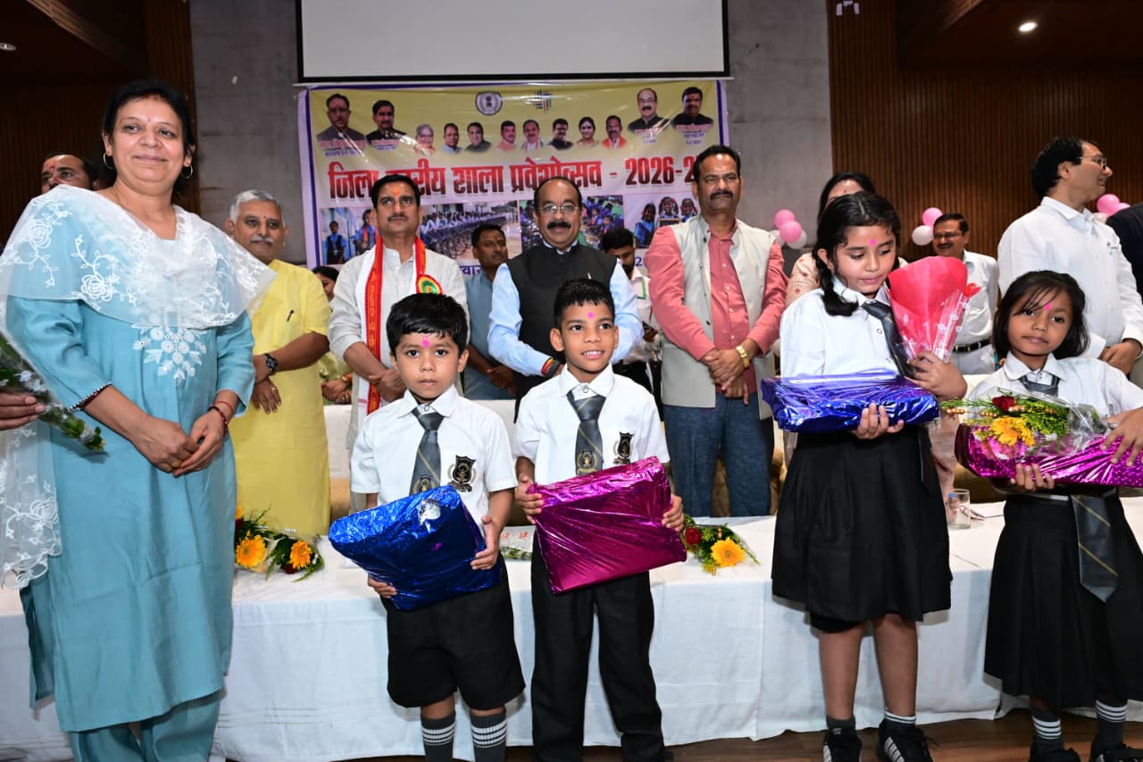  केंद्रीय राज्य मंत्री  तोखन साहू और उप मुख्यमंत्री अरुण साव ने नवप्रवेशी बच्चों का तिलक लगाकर किया आत्मीय स्वागत, न्योता भोज में साथ में किया भोजन