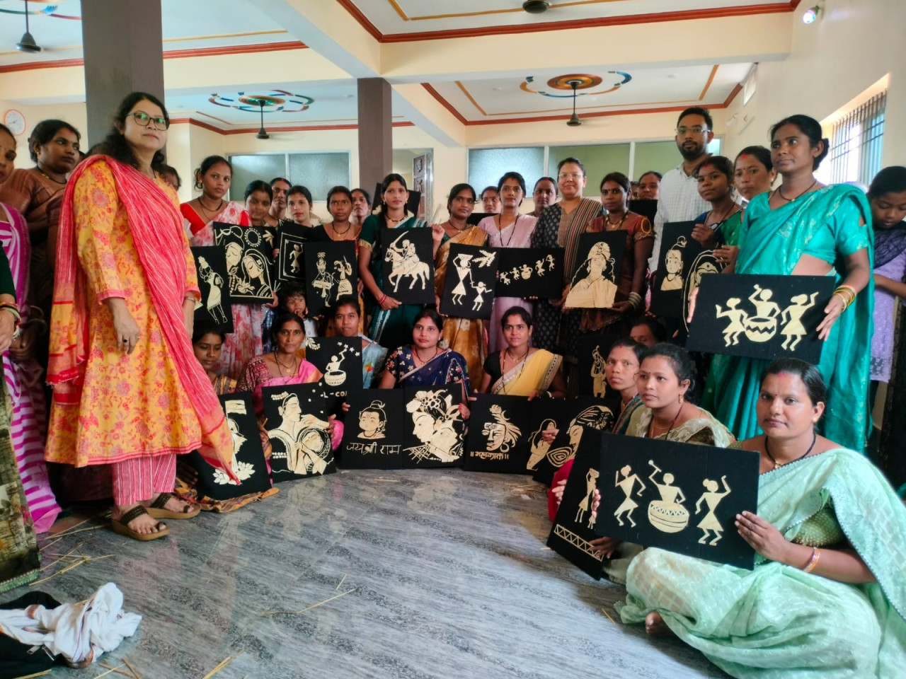 आत्मनिर्भरता की ओर बढ़ते कदम : बलौदाबाजार में समूह की 40 महिलाओं को मिला धान और पैरा आर्ट का प्रशिक्षण