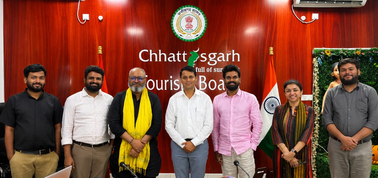 भारत भाग्य विधाता‘ फिल्म के लेखक-निर्देशक  मनोज तापड़िया तथा फिल्म निर्माता आदि शर्मा ने की छत्तीसगढ़ टूरिज्म बोर्ड के एमडी विवेक आचार्य से सौजन्य मुलाकात