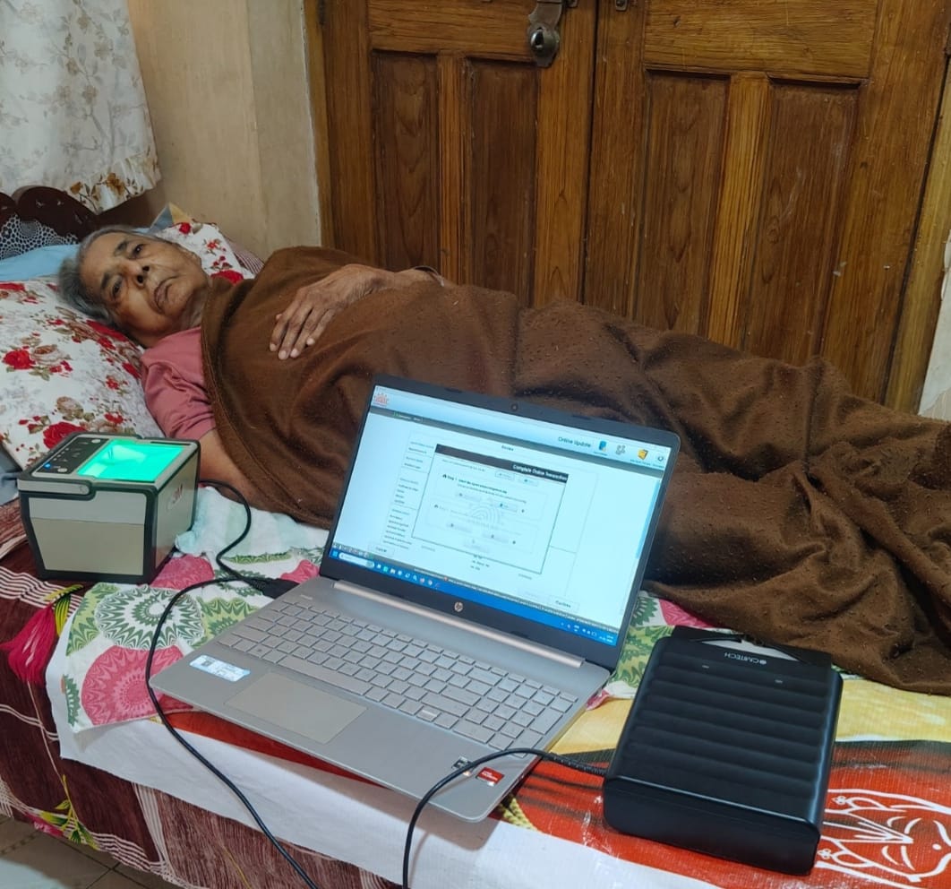 संवेदनशील सुशासन की सशक्त मिसालः पक्षाघात से पीडि़त दिव्यांग महिला के घर पहुंची आधार सेवा, मुख्यमंत्री विष्णुदेव साय की जनकेंद्रित शासन व्यवस्था का दिखा मानवीय चेहरा