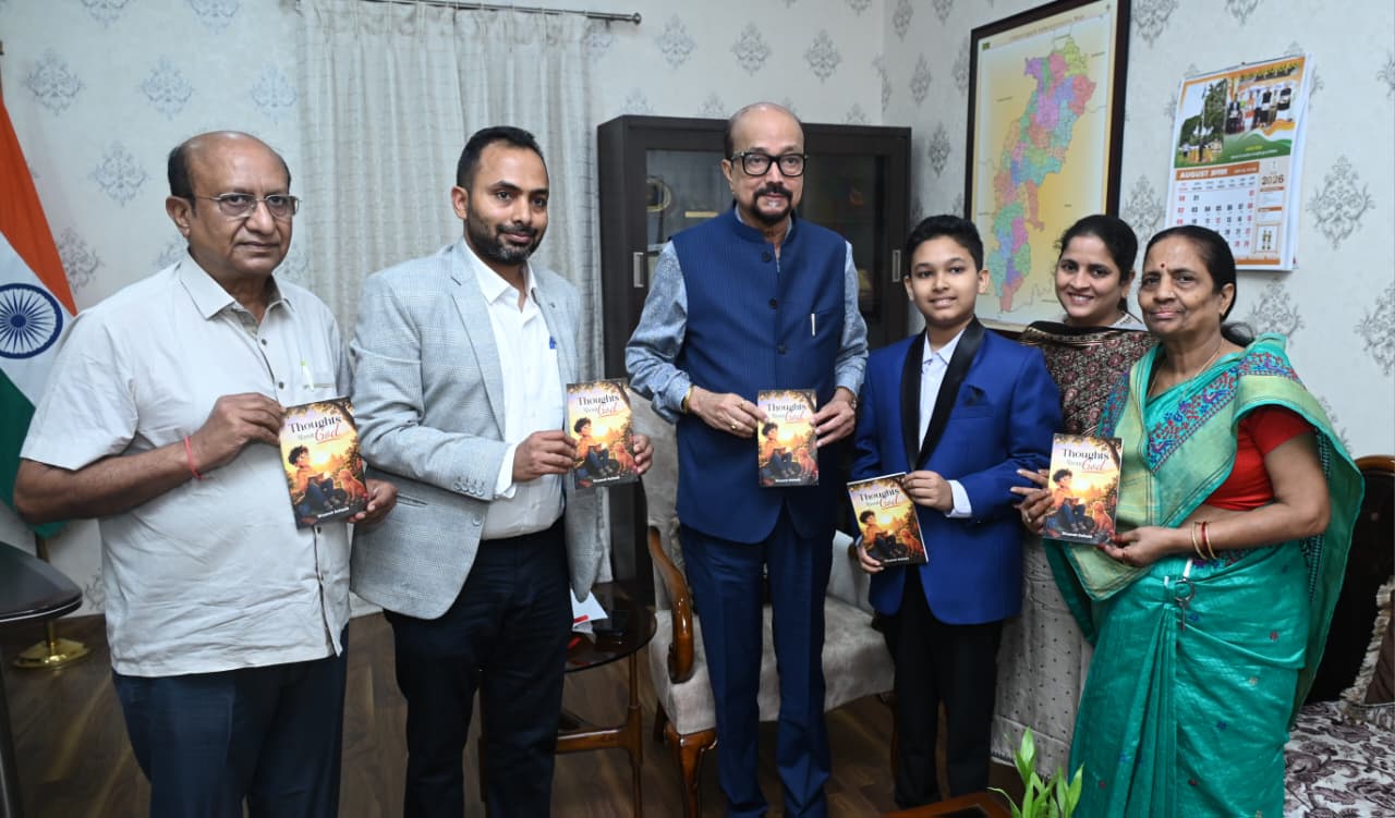  राज्यपाल डेका ने 12 वर्षीय छात्र मास्टर दिव्यांश की पुस्तक ‘थॉट्स अबाउट गॉड‘ का किया विमोचन
