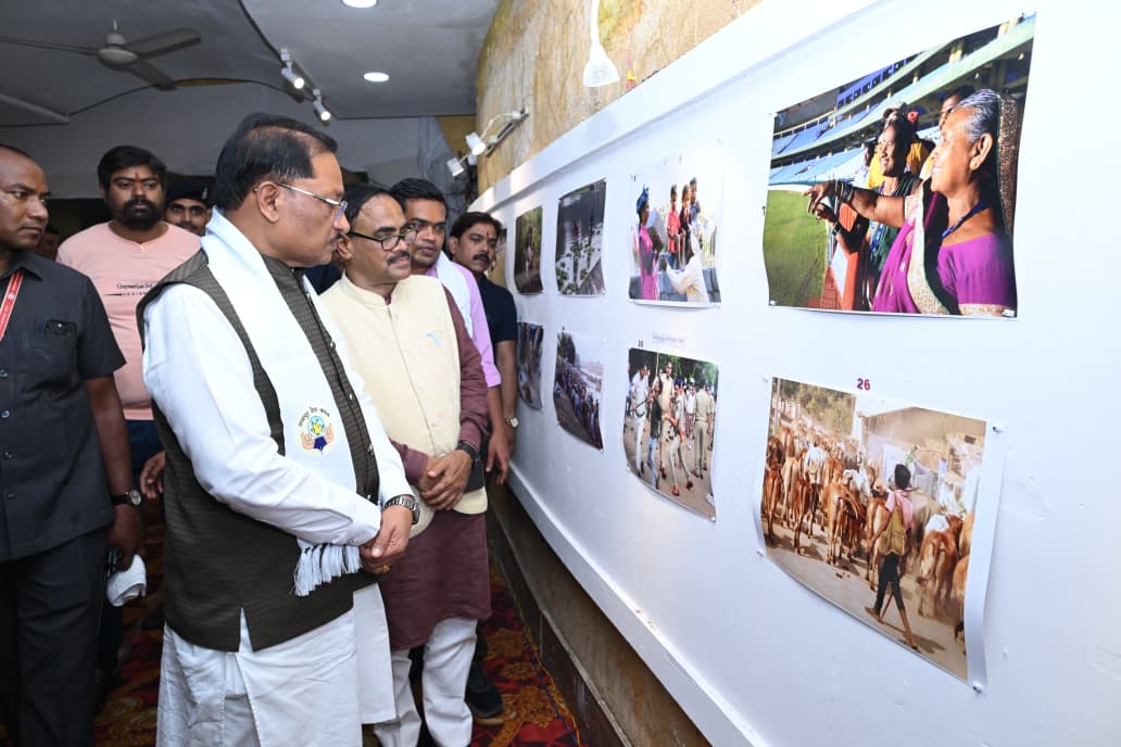 तस्वीरों ने ताजा कीं मुख्यमंत्री विष्णुदेवसाय की पुरानी यादें: मुख्यमंत्री विष्णुदेव साय ‘दृश्य संवाद 2026’ के समापन समारोह में हुए शामिल