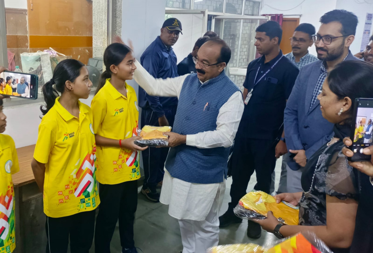  खेलों इंडिया तीरंदाजी सेंटर के खिलाड़ियों को उप मुख्यमंत्री एवं खेल मंत्री अरुण साव ने कीट वितरण कर बधाई दी