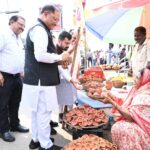  सड़क किनारे पसरे पर अचानक पहुंचे मुख्यमंत्री विष्णु देव साय, मीरा के पसरे से खरीदा ‘आशीर्वाद का दीया’