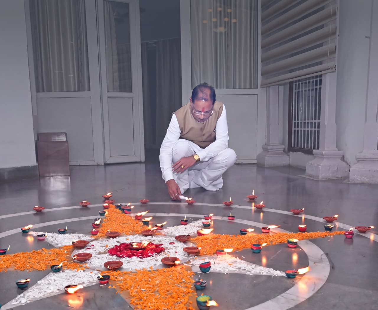  प्रधानमंत्री नरेंद्र मोदी के जन्मदिवस पर मुख्यमंत्री विष्णु देव साय ने अपने निवास पर जलाया ‘आशीर्वाद का दीया’