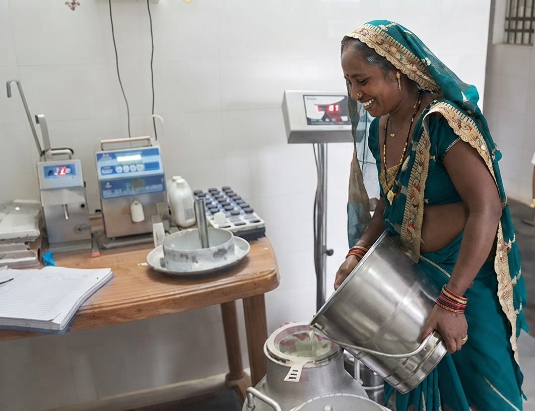 जोरातराई की 17 आदिवासी महिलाओं ने डेयरी व्यवसाय से लिखी आत्मनिर्भरता की नई कहानी