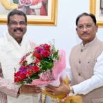 मुख्यमंत्री विष्णु देव साय से सांसद धर्मेंद्र प्रधान ने की शिष्टाचार भेंट