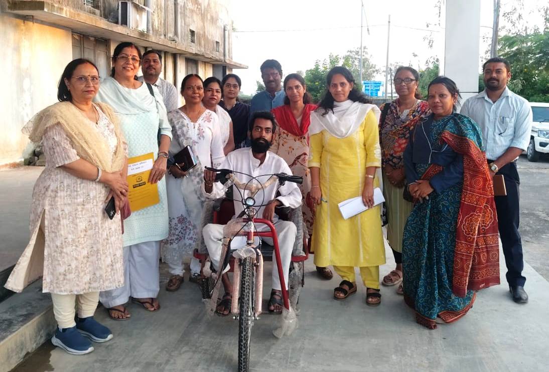 सीएम हेल्पलाइन 1076 पर शिकायत से दीपक पाल की समस्या का हुआ समाधान, मिली ट्राई साइकिल